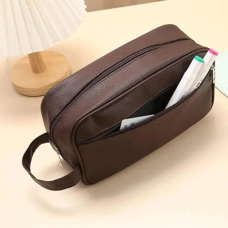 Bolsa Necessaire Masculina de Couro em Preto da categoria Bolsa Necessaire Masculina de Couro na ShopBran